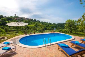 Bazén v ubytovaní Holiday home in Oprtalj - Istrien 37043 alebo v jeho blízkosti