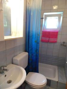 W łazience znajduje się toaleta, umywalka i prysznic. w obiekcie Apartment in Krk/Insel Krk 14545 w Krku