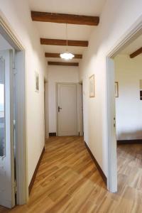 una stanza vuota con pareti bianche e pavimenti in legno di Apartment in Montepulciano/Toskana 36647 a Montepulciano
