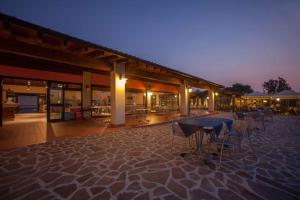 シルミオーネにあるHoliday Homes in Sirmione - Gardasee 22174の屋外パティオ(夜間のテーブルと椅子付)