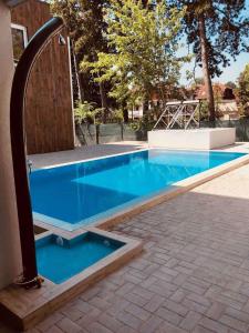 una piscina con una piscina azul en Apartment in Balatonlelle 36821, en Balatonlelle