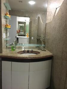 y baño con lavabo y espejo. en Suite Golden Beach Frente Mar, en Recife