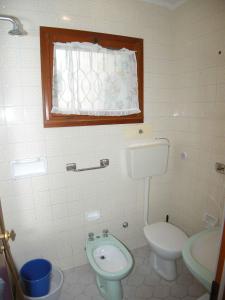 een kleine badkamer met toilet en wastafel bij Apartments in Rosolina Mare 24945 in Rosolina Mare
