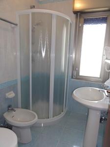 A bathroom at Apartment in Bibione 35830 Még 14 kép