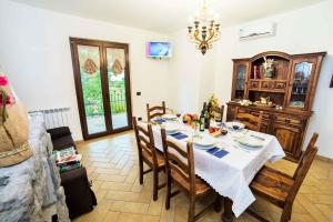 Televízia a/alebo spoločenská miestnosť v ubytovaní Holiday home Montefiascone - Latium 30408