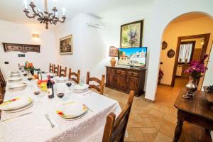 Televízia a/alebo spoločenská miestnosť v ubytovaní Holiday home Montefiascone - Latium 30408