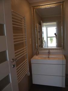 ein Badezimmer mit einem Spiegel und einem weißen Waschbecken in der Unterkunft Studio in Siofok/Balaton 27759 in Siófok