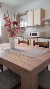uma cozinha com uma mesa com um vaso com flores em Holiday home in Vinisce 31084 em Vinišće