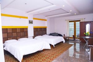 Postel nebo postele na pokoji v ubytování Celestial Resorts