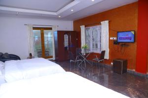 TV a/nebo společenská místnost v ubytování Celestial Resorts