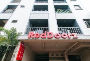 czerwony znak drzwi na przedniej części budynku w obiekcie RedDoorz Plus at Canley Residential w mieście Manila