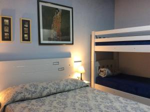 1 dormitorio con 1 cama y 1 litera en Piccolo Borgo Antico - Il Cantuccio, en Campos do Jordão