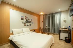 Voodi või voodid majutusasutuse Jeju Stay Hotel toas