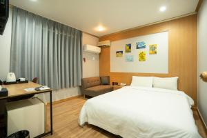 Katil atau katil-katil dalam bilik di Jeju Stay Hotel