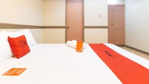 Postel nebo postele na pokoji v ubytování RedDoorz Plus at Canley Residential