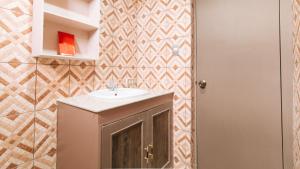Koupelna v ubytování RedDoorz Plus at Canley Residential + 37 fotografií