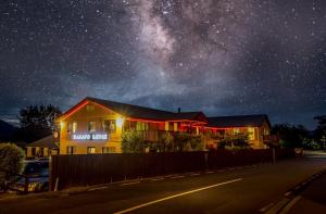 a house at night with the milky way at Kakapo Lodge in Hanmer Springs