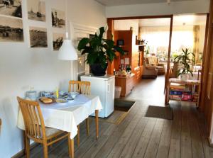 cocina y comedor con mesa y sillas en Pension Friedrich Voss, en Langeoog