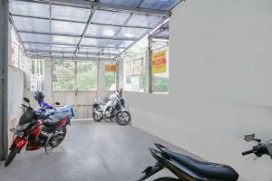 丹格朗的住宿－Le Paris Syariah Residence，停放在车库里的一群摩托车