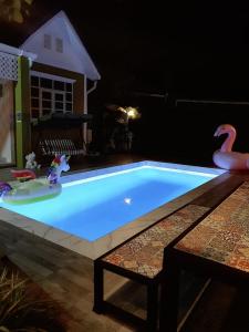 una piscina en un patio trasero por la noche en Little home poolvilla, en Hua Hin