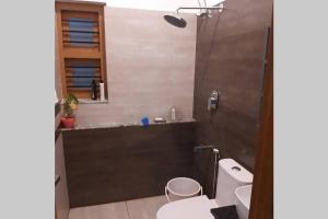 Ένα μπάνιο στο Beautiful village house with all facilities. +16 φωτογραφίες