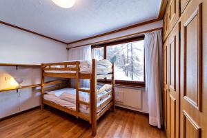 Krevet ili kreveti na sprat u jedinici u okviru objekta Chesa Aruons 21 - St. Moritz