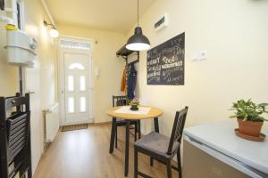 Kuchyňa alebo kuchynka v ubytovaní Hősök Apartman