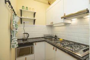Kuchyňa alebo kuchynka v ubytovaní Hősök Apartman + 6 fotografií