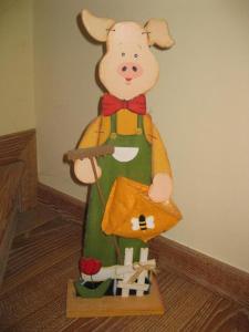 un maiale ripieno nel grembiule accanto a una pistola giocattolo di bed & breakfast CASA JO a Lapedona
