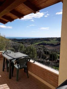 Lapedonaにあるbed & breakfast CASA JOの景色を望むバルコニー(テーブル、椅子付)