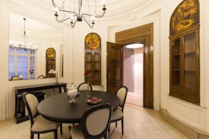 a dining room with a black table and chairs at Izaila Plaza Catalunya in Barcelona