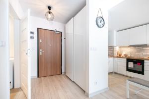 Kuchyňa alebo kuchynka v ubytovaní Bella Casa Premium Apartment - 30 Pszczelna + 20 fotografií