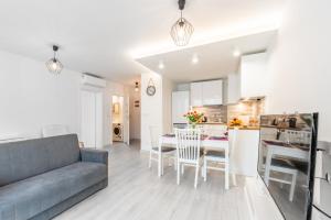 Kuchyňa alebo kuchynka v ubytovaní Bella Casa Premium Apartment - 30 Pszczelna