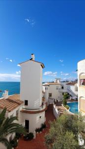 vista su un edificio bianco e sull'oceano di Loft espectacular vista al mar a Sitges