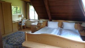 una camera da letto con un letto, una scrivania e una sedia di Hotel Restaurant - Häuserl im Wald Graz a Graz
