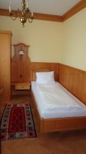Letto o letti in una camera di Hotel Restaurant - Häuserl im Wald Graz