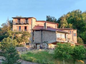 una imagen de una casa en el bosque en Hotel Rifugio Prategiano, en Montieri