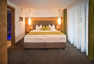 Postel nebo postele na pokoji v ubytování Hotel Garni Fimba