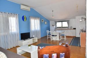 Televízia a/alebo spoločenská miestnosť v ubytovaní Apartments Piero