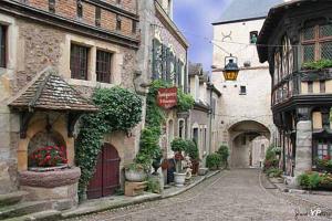 an alley in a town with buildings and plants at Maison conviviale à Bourbon-Lancy avec équipements modernes in Bourbon-Lancy