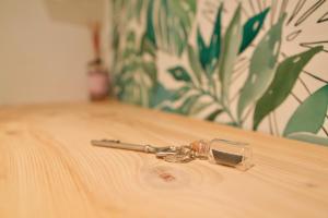 a key chain sitting on top of a wooden table at Au coeur de Sanary-sur-Mer studio cosy in Sanary-sur-Mer