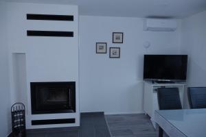 TV a/nebo společenská místnost v ubytování Apartmaji Anita