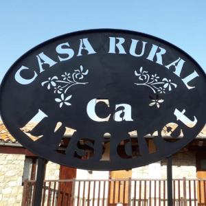 una señal que dice "casa rucaza cantaria" en Ca L'Isidret, en Lles