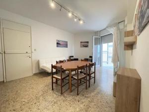 un comedor con mesa y sillas en una habitación en RESIDENCE CENTRO COMMERCIALE - WALTERIGATO Apartments SOLO PER FAMIGLIE, en Lido di Jesolo