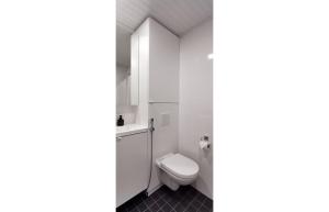 La salle de bains blanche est pourvue de toilettes et d'un lavabo. dans l'établissement New and cozy apartment in the centrum of Oulu, à Oulu
