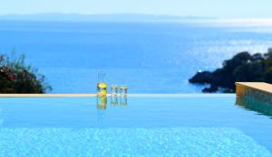 Bazén v ubytování Sivota Seascape Luxury Villas & Residences nebo v jeho okolí
