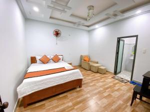 Postel nebo postele na pokoji v ubytování Nhà nghỉ Cát Đằng Hồ Tràm