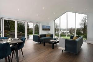 Luxury - Contemporary - Lakeland Home - Sleeps 10 - Stunning Lake Views