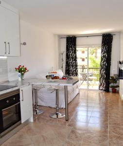 A kitchen or kitchenette at El Dorado Sun Las Américas by Vapagó Tenerife