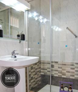 A bathroom at El Dorado Sun Las Américas by Vapagó Tenerife